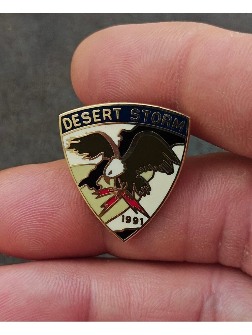 1991 Operation Desert Storm Commemorative Gold Tone Enamel Pin.